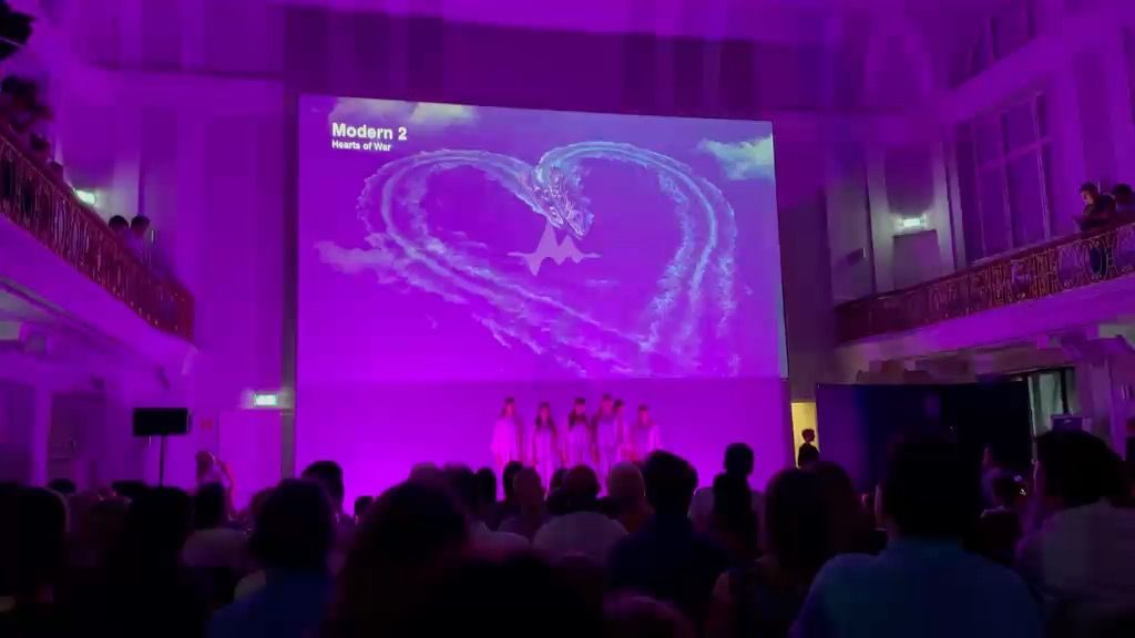 Der volle Saal während einer Modern-Dance-Nummer