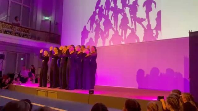 Tänzerinnen als Silhouetten vor rosa beleuchteter Bühnenwand