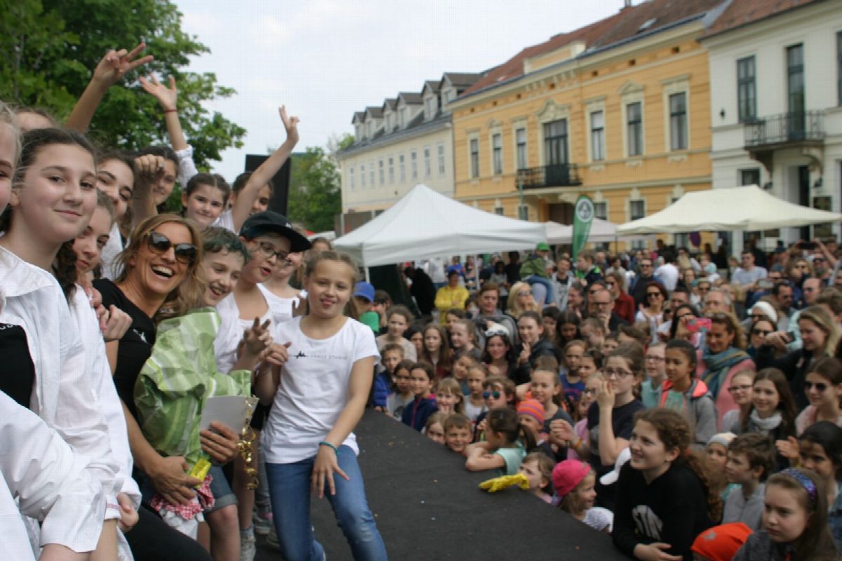 Kinder und Monica Czech auf einer Bühne beim Straßenfest, davor das Publikum