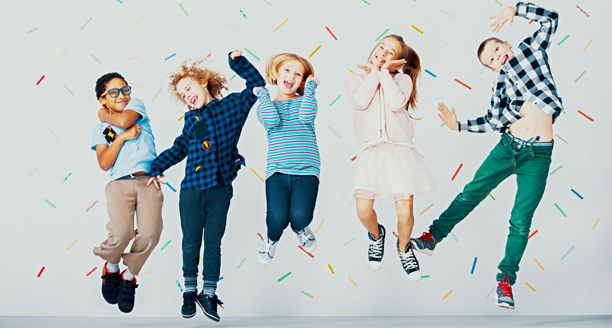 Kinder tanzen und feiern gemeinsam im Studio