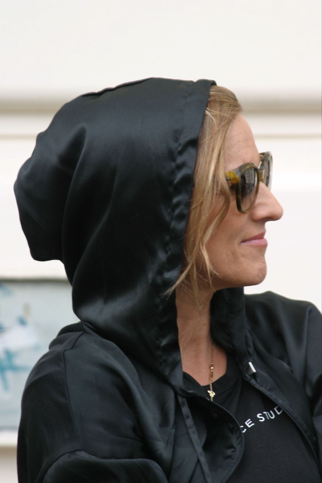 Monica Czech im Profil mit Kapuze und Sonnenbrille
