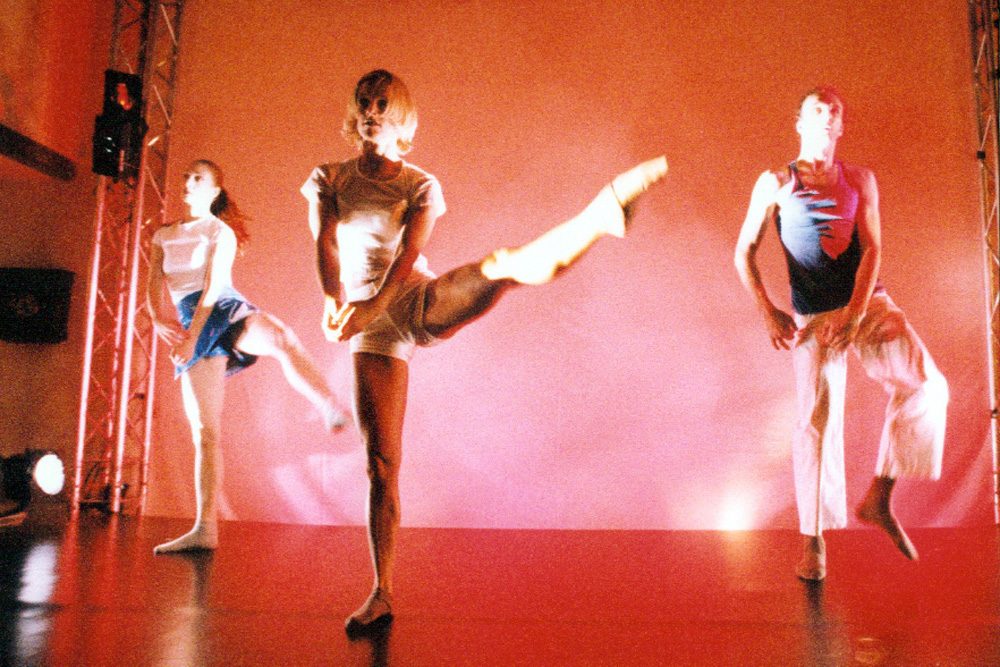 Tanzformation in rotem Bühnenlicht