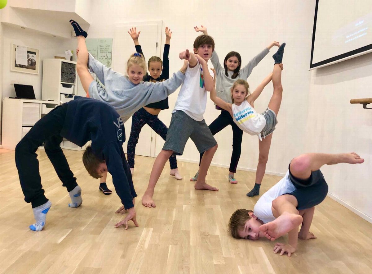 Sieben Kinder in Brücken, Handständen und Spagat im Studio