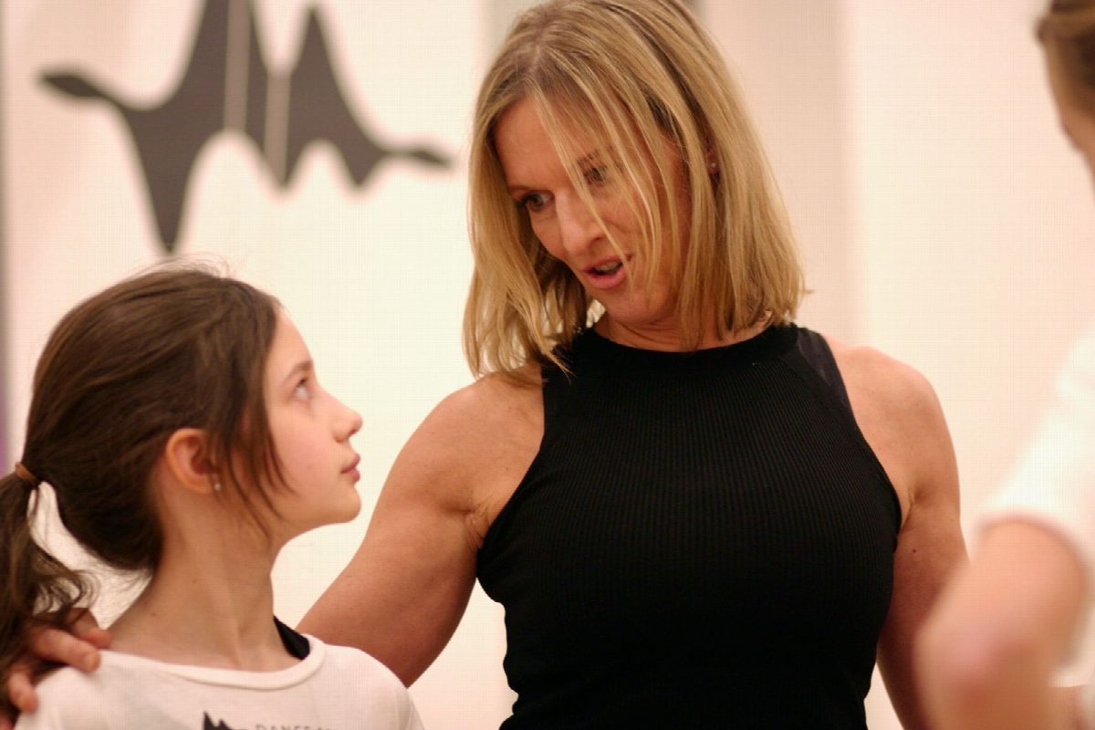 Monica Czech erklärt einem Mädchen im Training eine Bewegung