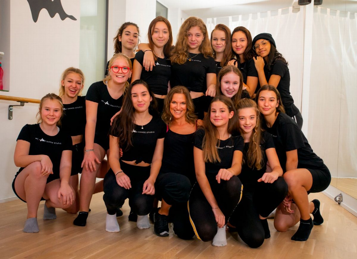 Gruppenbild des Jugendteams in schwarzen Studio-Shirts