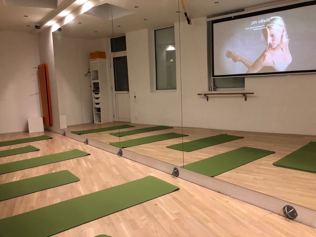 Blick durch den Studioraum in der Länge, Matten und laufende Leinwand