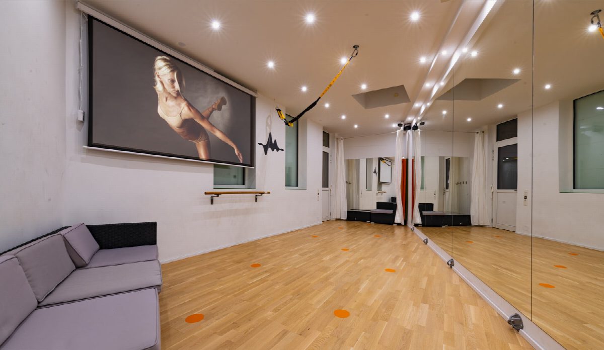 Der Studioraum mit Spiegelwand, Tanzboden und Videowall
